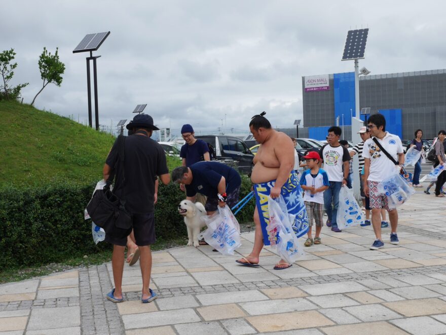 どすこい！ お相撲さんたちと海を清掃！