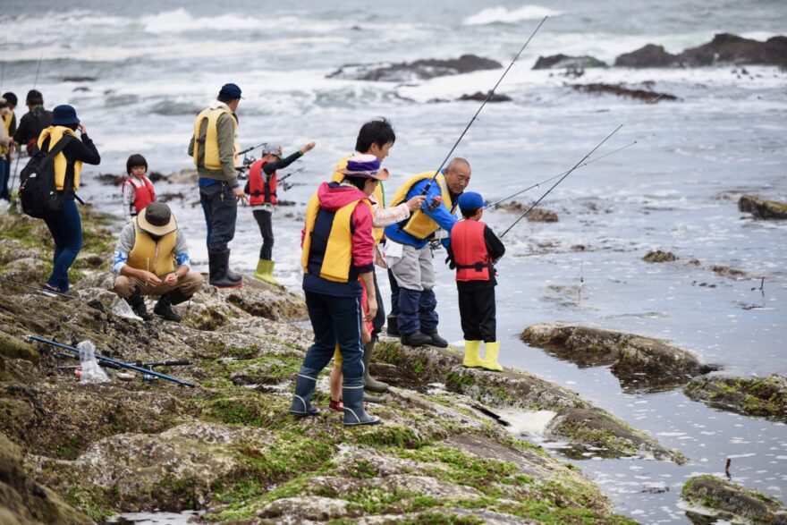 夏こそ磯場で遊ぼう！ 海浜自然の家が磯遊びイベント開催