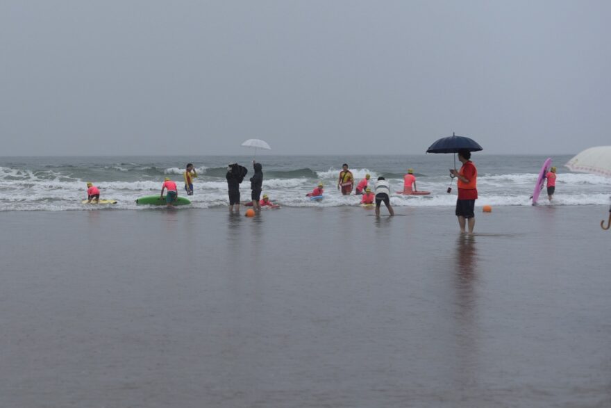 子どもたちがサーフィンを体験！　海フェスinUsuiso